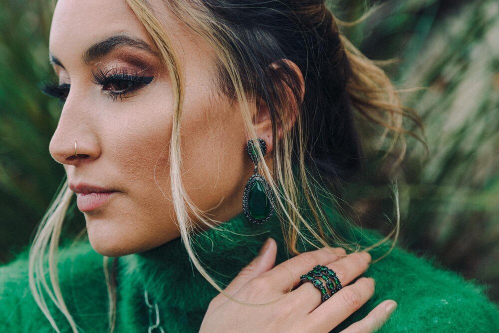 wiszace-kolczyki-z-cyrkoniami---jak-nosic-je-na-co-dzien-i-od-swieta