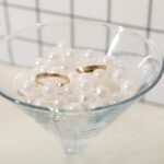 pierscionki-z-masa-perlowa-jak-je-nosic-i-z-czym-laczyc