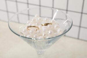 pierscionki-z-masa-perlowa-jak-je-nosic-i-z-czym-laczyc